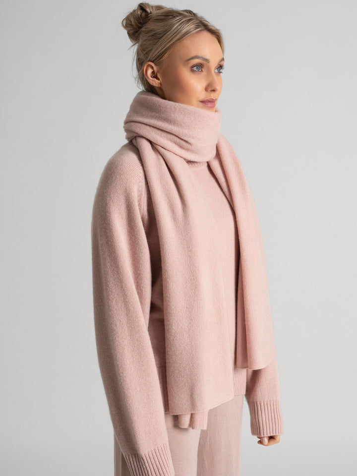 Cashmere scarf "Signature" in 100% cashmere. Color: Rose Glow. Scandinavian design by Kashmina