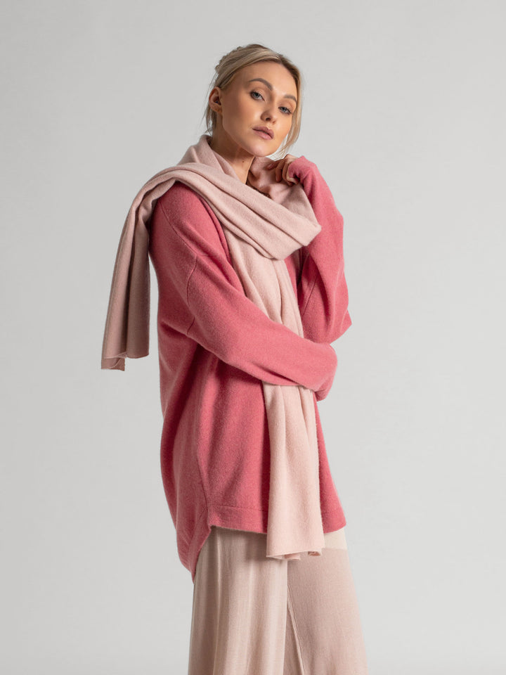 Cashmere scarf "Signature" in 100% cashmere. Color: Rose Glow. Scandinavian design by Kashmina