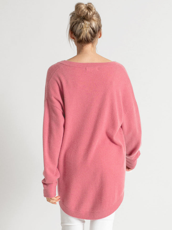 Cashmere v-neck sweater "Alva" in 100% pure cashmere. Color; Pink Berry. Scandinavian design by Kashmina