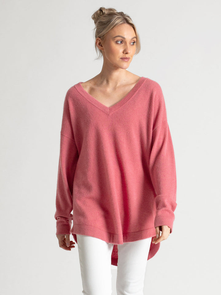 Cashmere v-neck sweater "Alva" in 100% pure cashmere. Color; Pink Berry. Scandinavian design by Kashmina