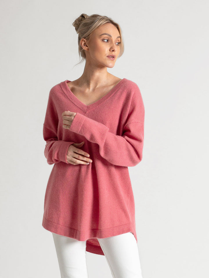 Cashmere v-neck sweater "Alva" in 100% pure cashmere. Color; Pink Berry. Scandinavian design by Kashmina