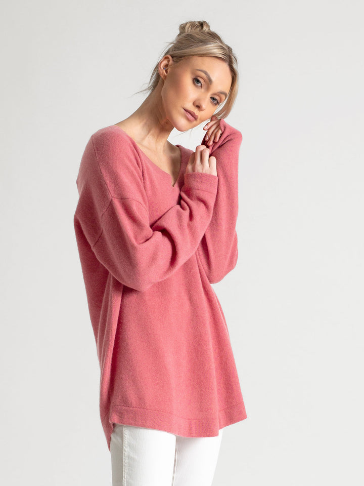 Cashmere v-neck sweater "Alva" in 100% pure cashmere. Color; Pink Berry. Scandinavian design by Kashmina