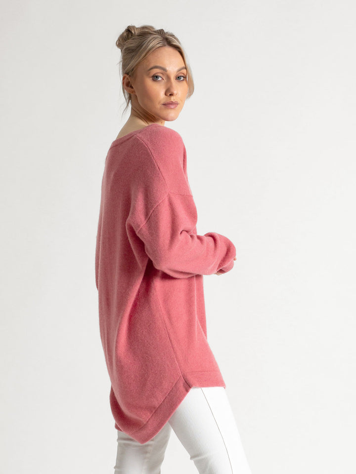 Cashmere v-neck sweater "Alva" in 100% pure cashmere. Color; Pink Berry. Scandinavian design by Kashmina