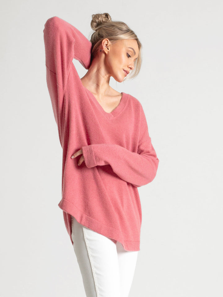Cashmere v-neck sweater "Alva" in 100% pure cashmere. Color; Pink Berry. Scandinavian design by Kashmina