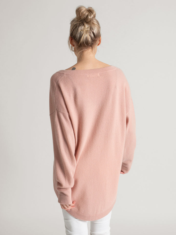 Cashmere v-neck sweater "Alva" in 100% pure cashmere. Color; rose glow. Scandinavian design by Kashmina