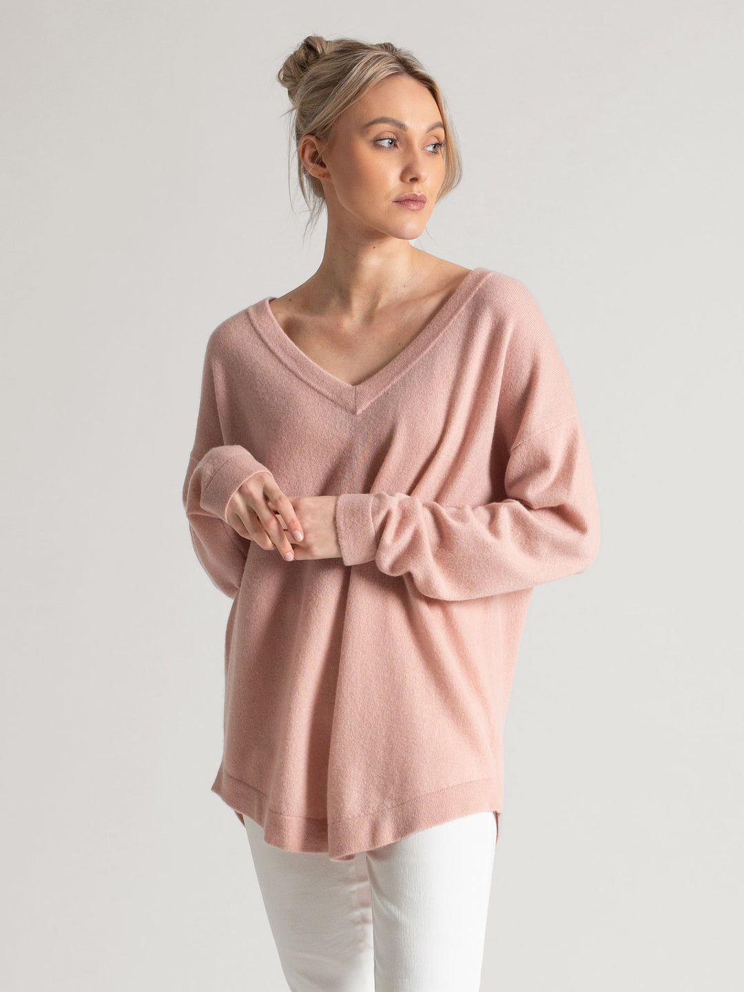 Cashmere v-neck sweater "Alva" in 100% pure cashmere. Color; rose glow. Scandinavian design by Kashmina