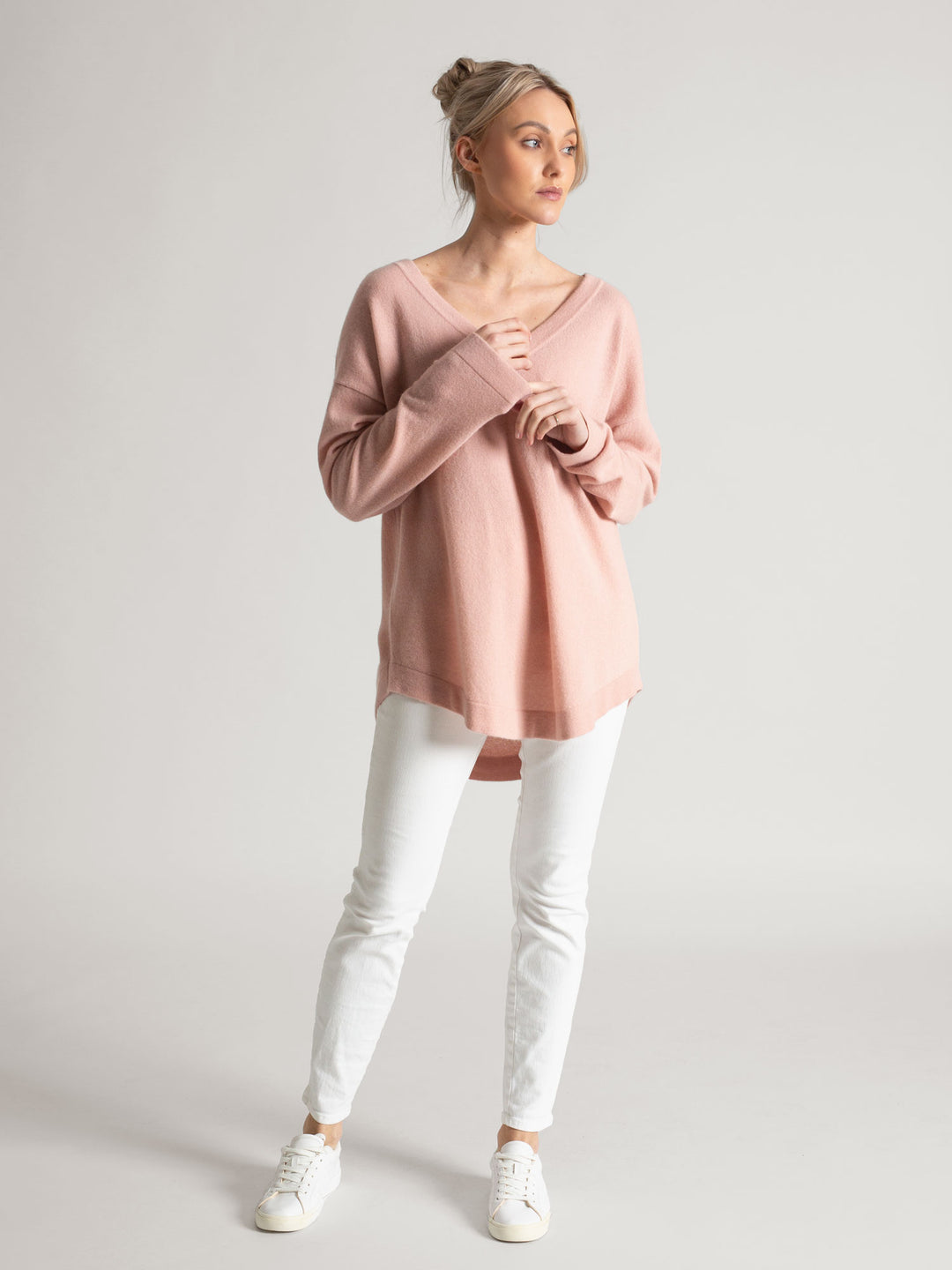Cashmere v-neck sweater "Alva" in 100% pure cashmere. Color; rose glow. Scandinavian design by Kashmina