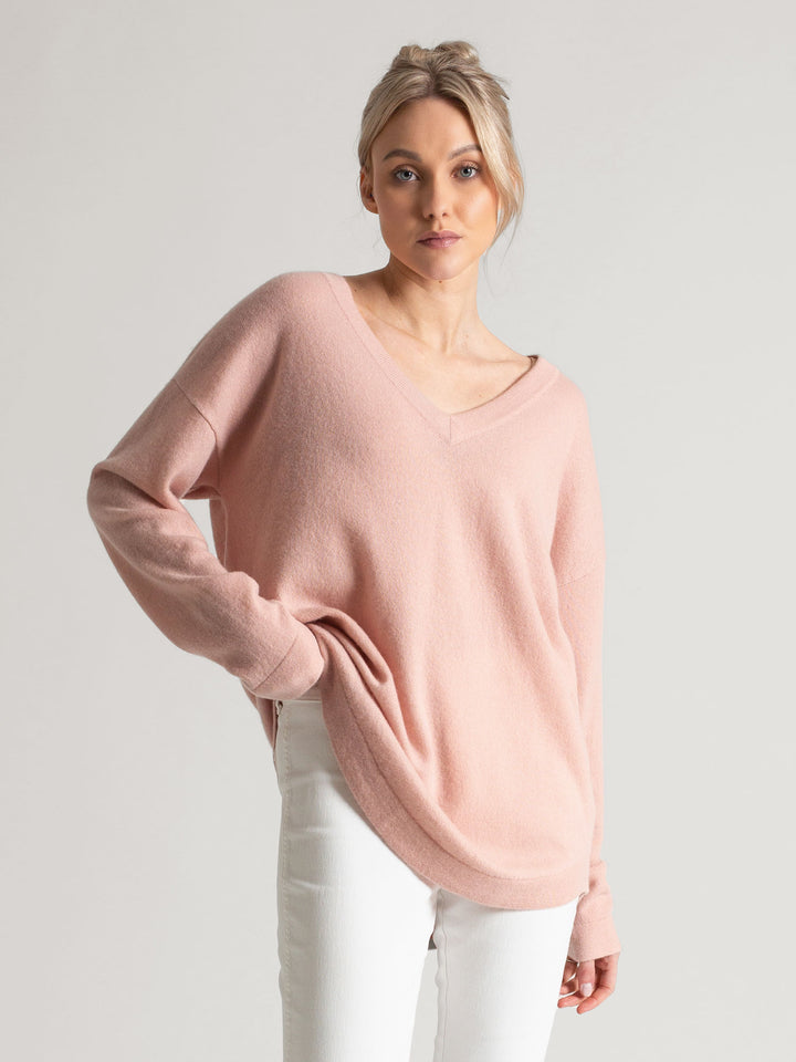 Cashmere v-neck sweater "Alva" in 100% pure cashmere. Color; rose glow. Scandinavian design by Kashmina