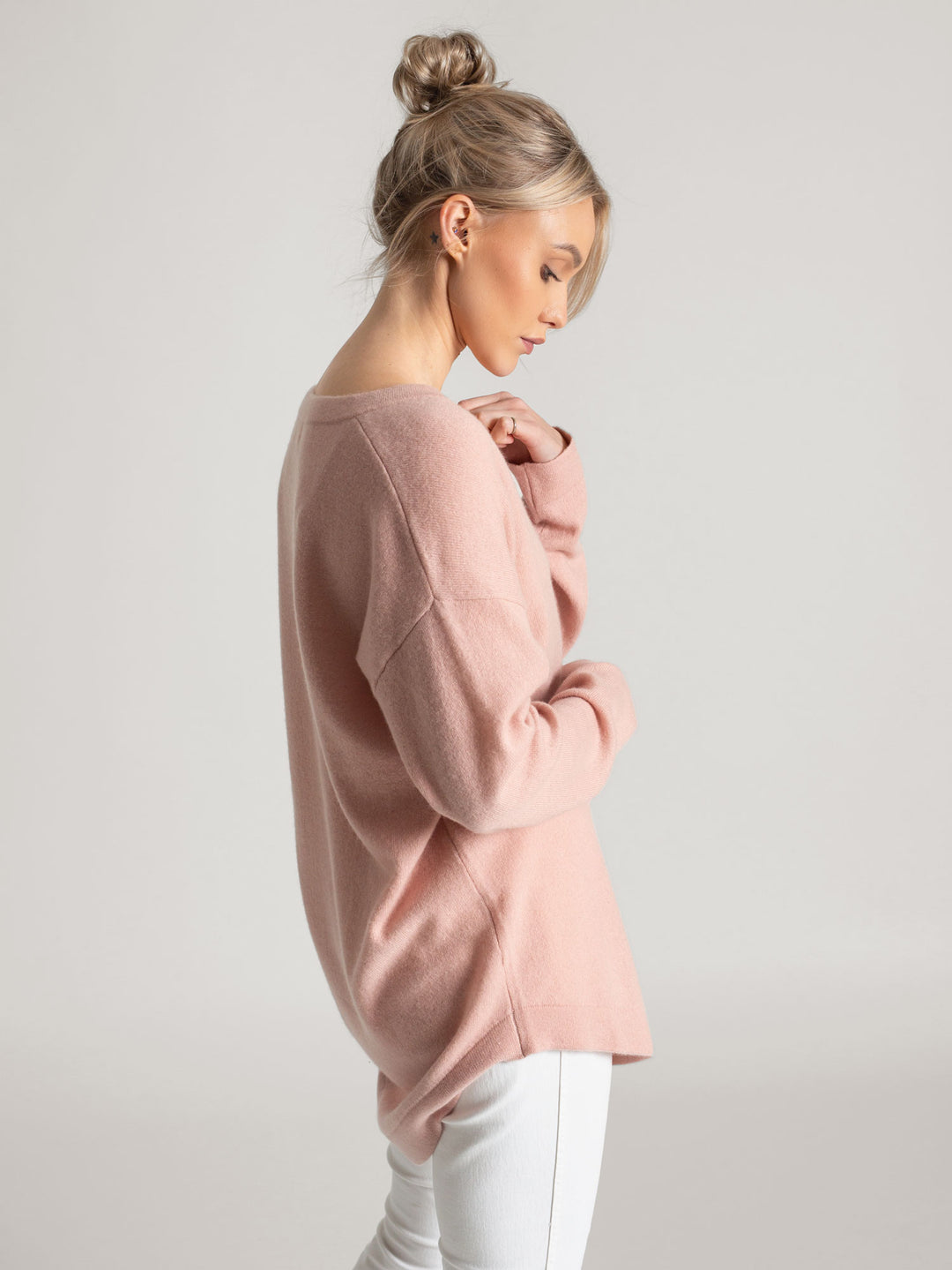 Cashmere v-neck sweater "Alva" in 100% pure cashmere. Color; rose glow. Scandinavian design by Kashmina