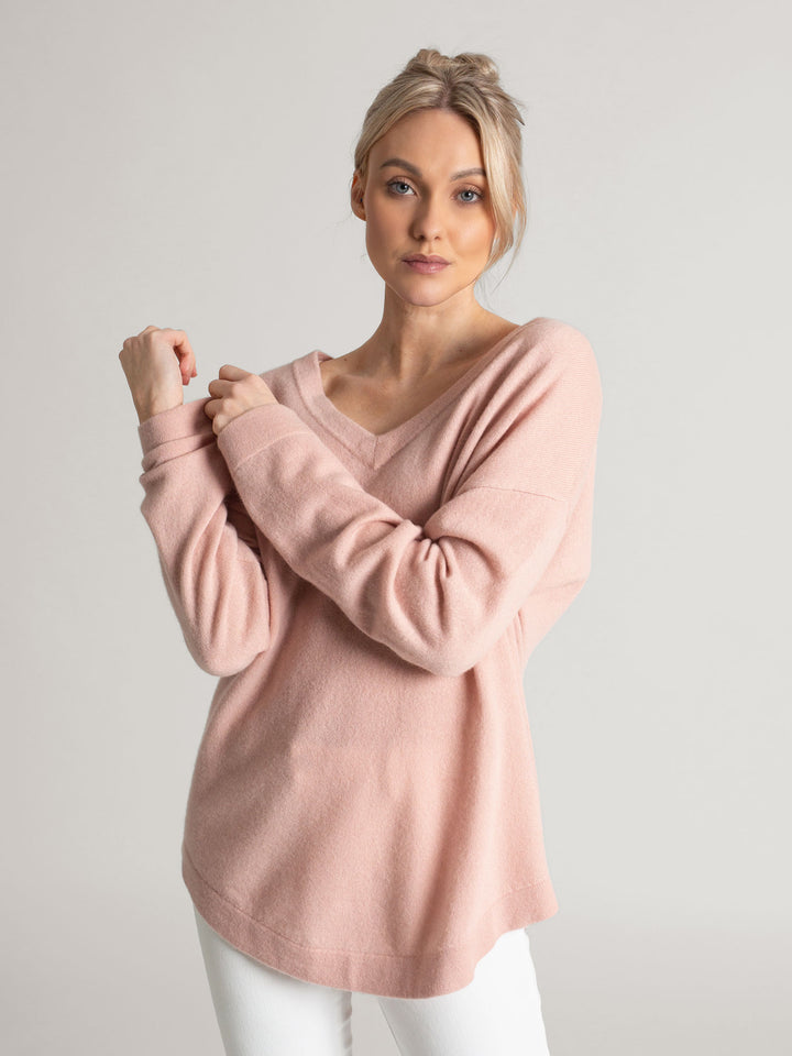 Cashmere v-neck sweater "Alva" in 100% pure cashmere. Color; rose glow. Scandinavian design by Kashmina