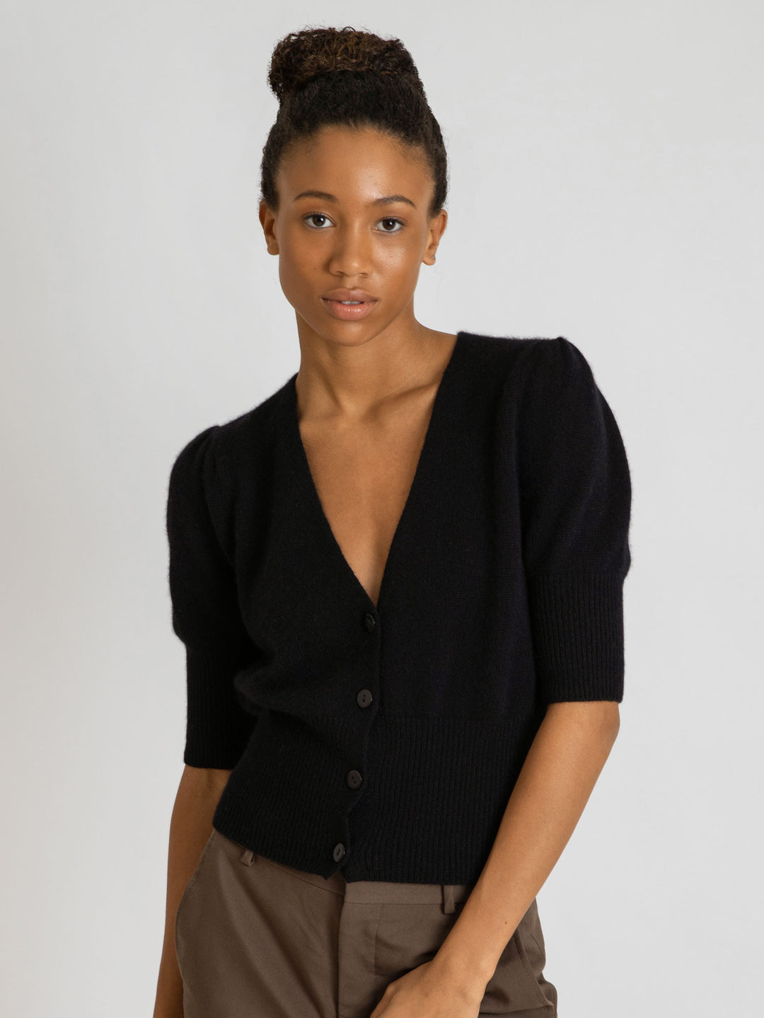 Short sleeved. cashmere cardigan grace in 100% pure cashmere by Kashmina. Scandinavian design. Color: Black