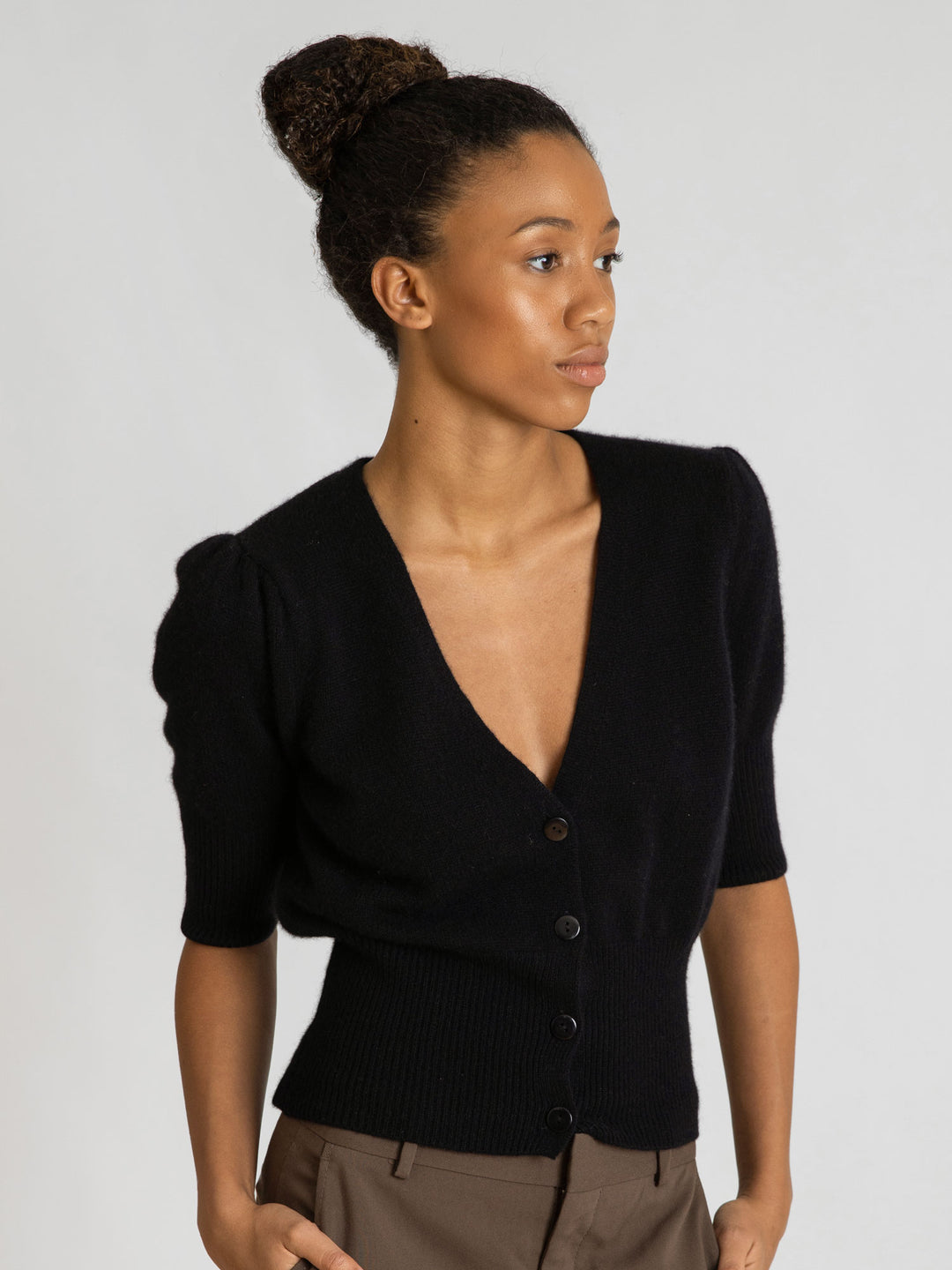 Short sleeved. cashmere cardigan grace in 100% pure cashmere by Kashmina. Scandinavian design. Color: Black