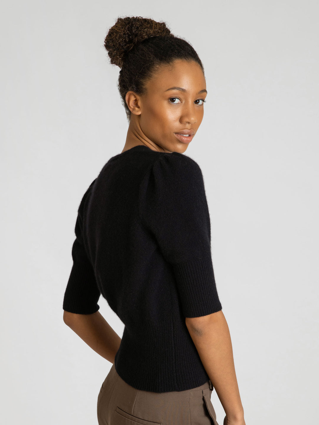 Short sleeved. cashmere cardigan grace in 100% pure cashmere by Kashmina. Scandinavian design. Color: Black