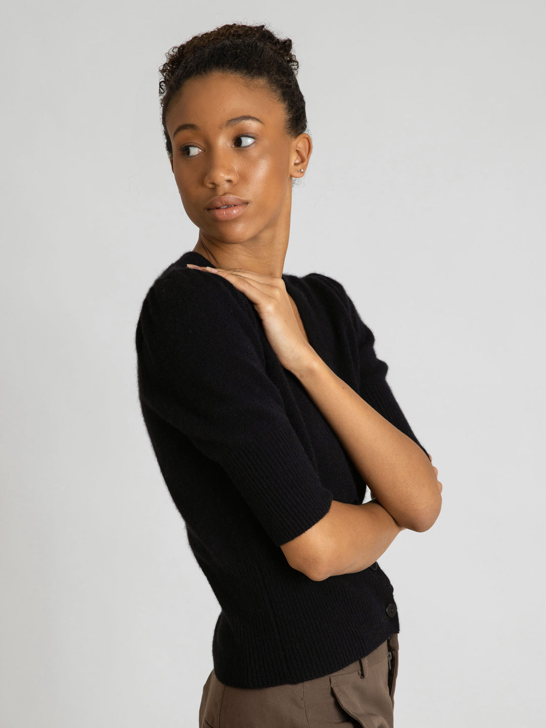 Short sleeved. cashmere cardigan grace in 100% pure cashmere by Kashmina. Scandinavian design. Color: Black