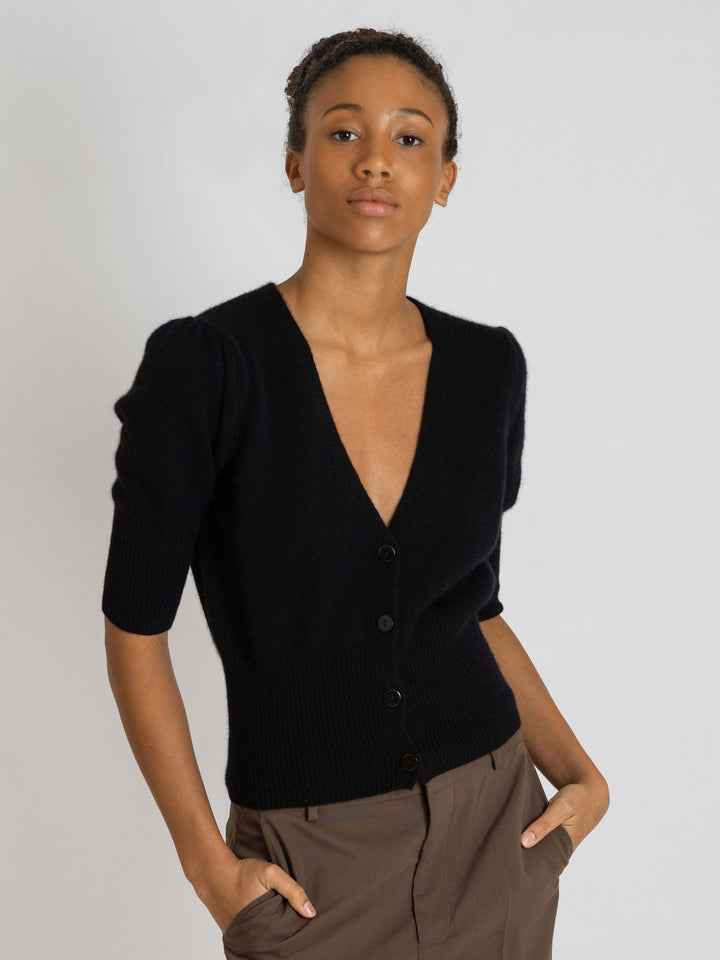 Short sleeved. cashmere cardigan grace in 100% pure cashmere by Kashmina. Scandinavian design. Color: Black