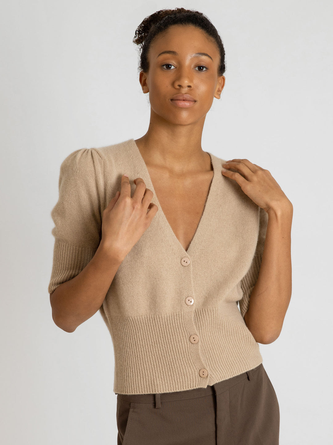 Sand colored, short sleeved. cashmere cardigan grace in 100% pure cashmere by Kashmina. Scandinavian design.