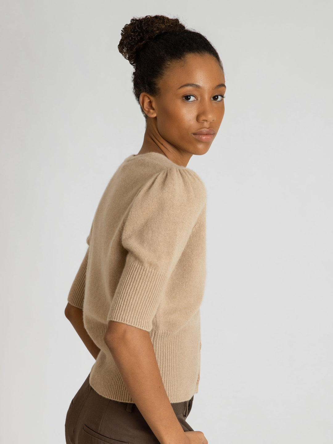 Sand colored, short sleeved. cashmere cardigan grace in 100% pure cashmere by Kashmina. Scandinavian design.