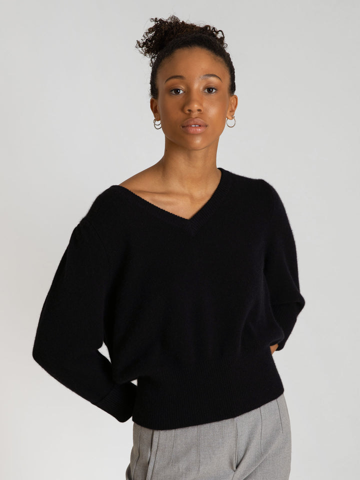 Cashmere sweater "Swan". Puff sleeve, 100% pure cashmere from Kashmina. Color: black