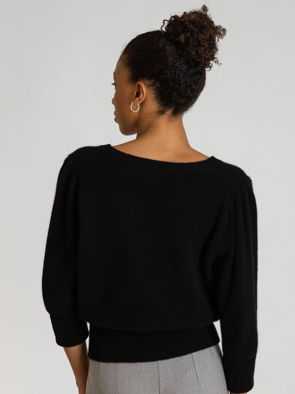 Cashmere sweater "Swan". Puff sleeve, 100% pure cashmere from Kashmina. Color: black