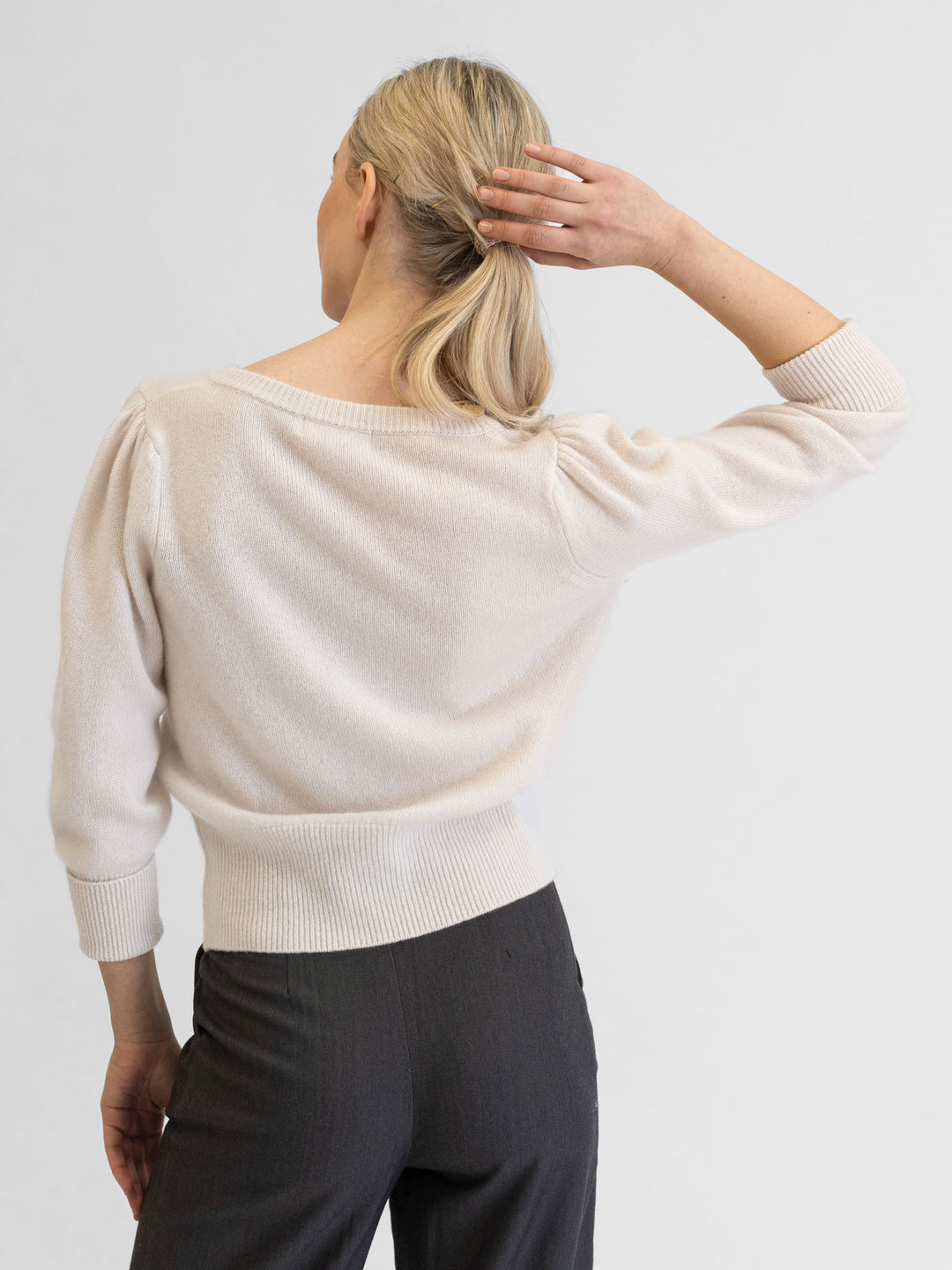 Cashmere sweater "Swan". Puff sleeve, 100% pure cashmere from Kashmina. Color: pearl