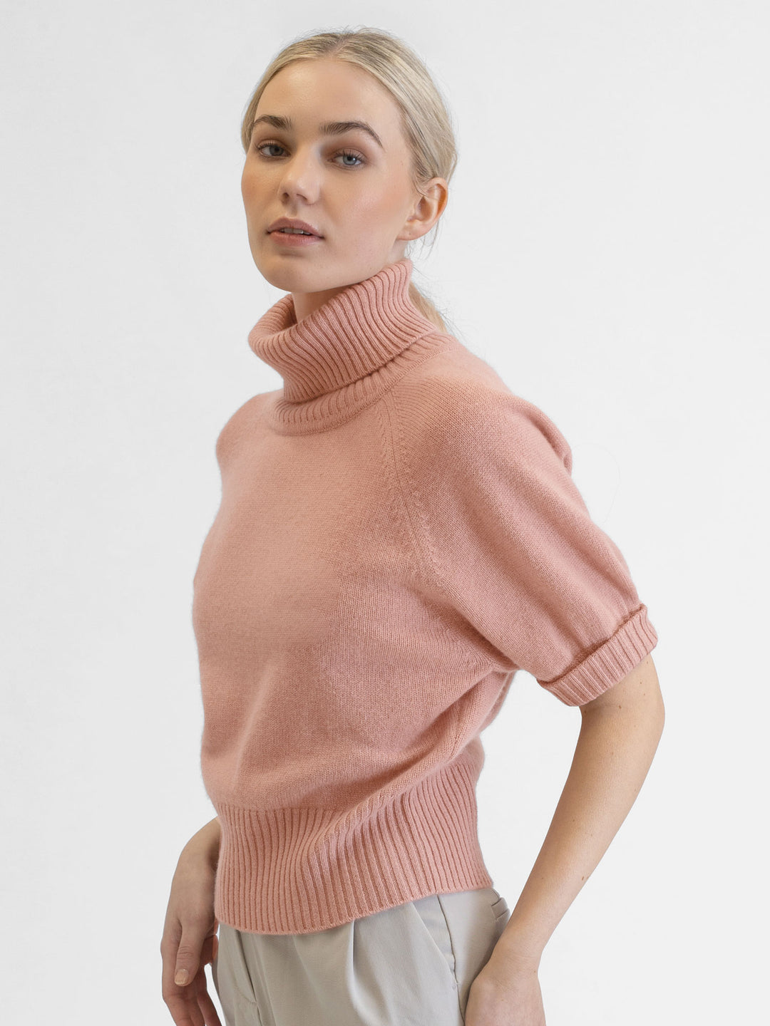 Short sleeved turtle neck cashmere sweater. Color Peachy Pink. Scandinavian design by Kashmina