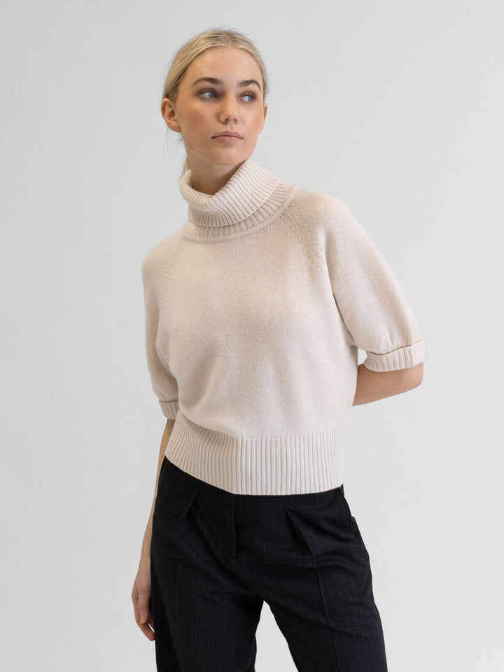 Short sleeved turtle neck cashmere sweater. Color Pearl. Scandinavian design by Kashmina