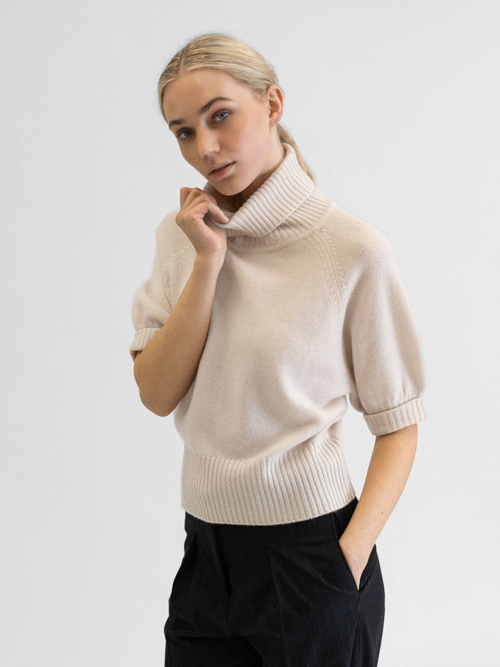 Short sleeved turtle neck cashmere sweater. Color Pearl. Scandinavian design by Kashmina