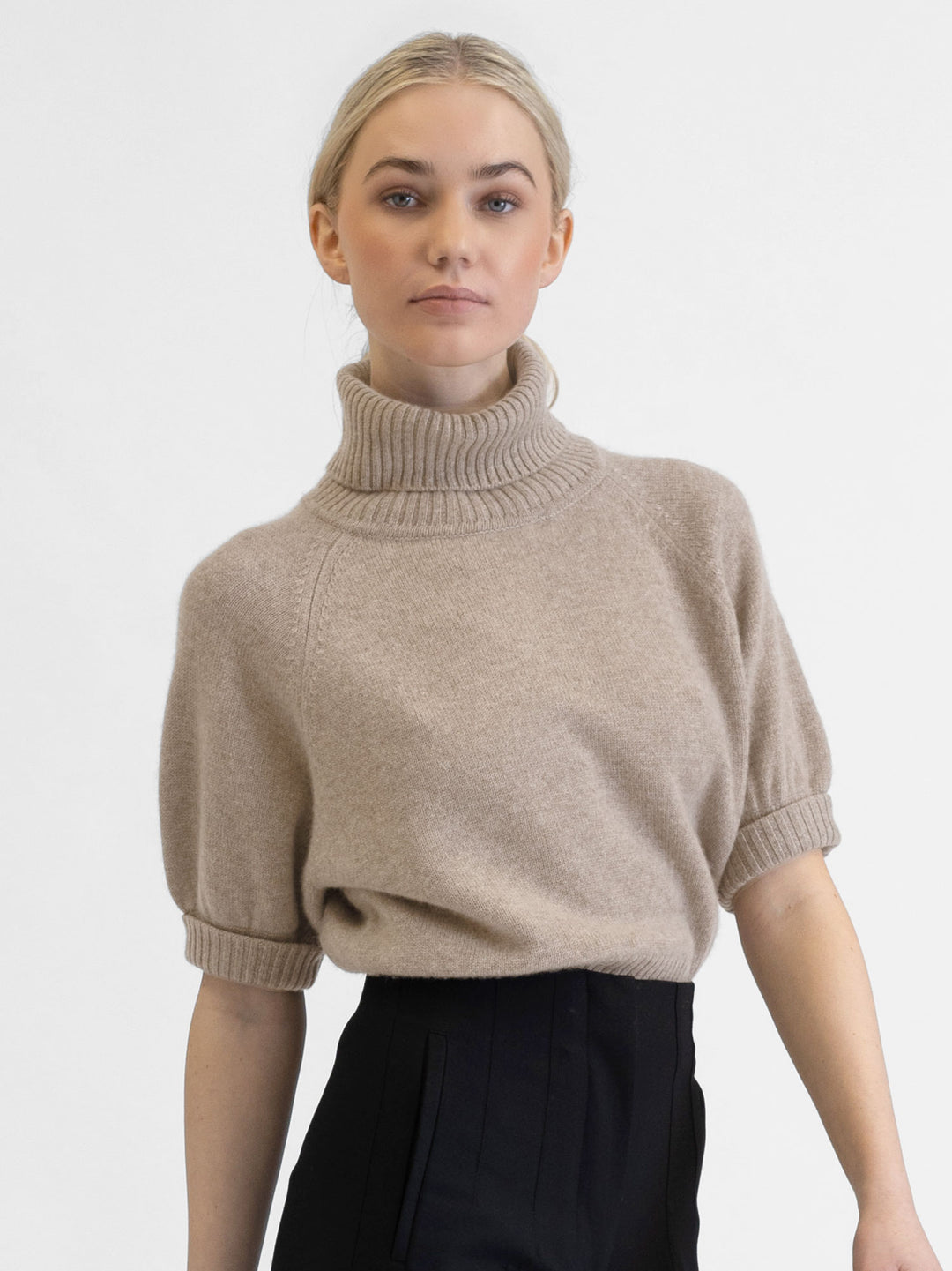 Short sleeved turtle neck cashmere sweater. Color Toast. Scandinavian design by Kashmina