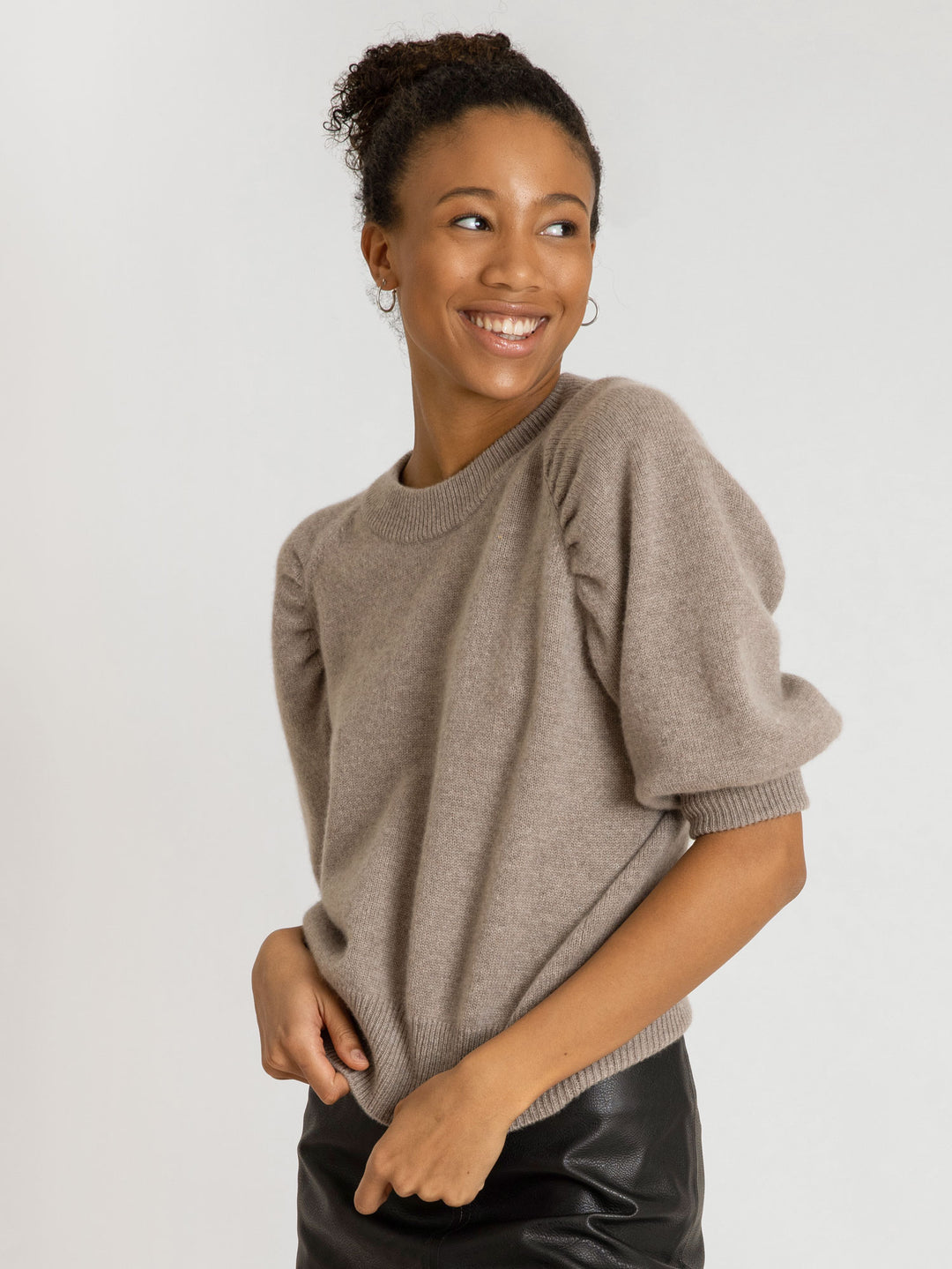 Cashmere sweater aurora, 100% cashmere from Kashmina. Scandinavian design, color toast/brown