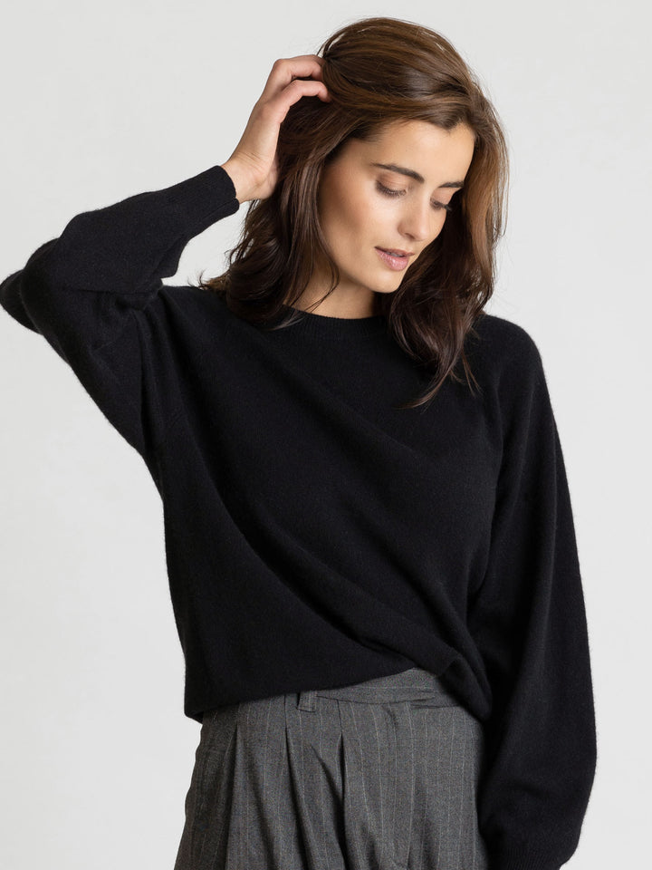 Oversized black cashmere sweater Embla, 100% cashmere from kashmina, Scadinavian design