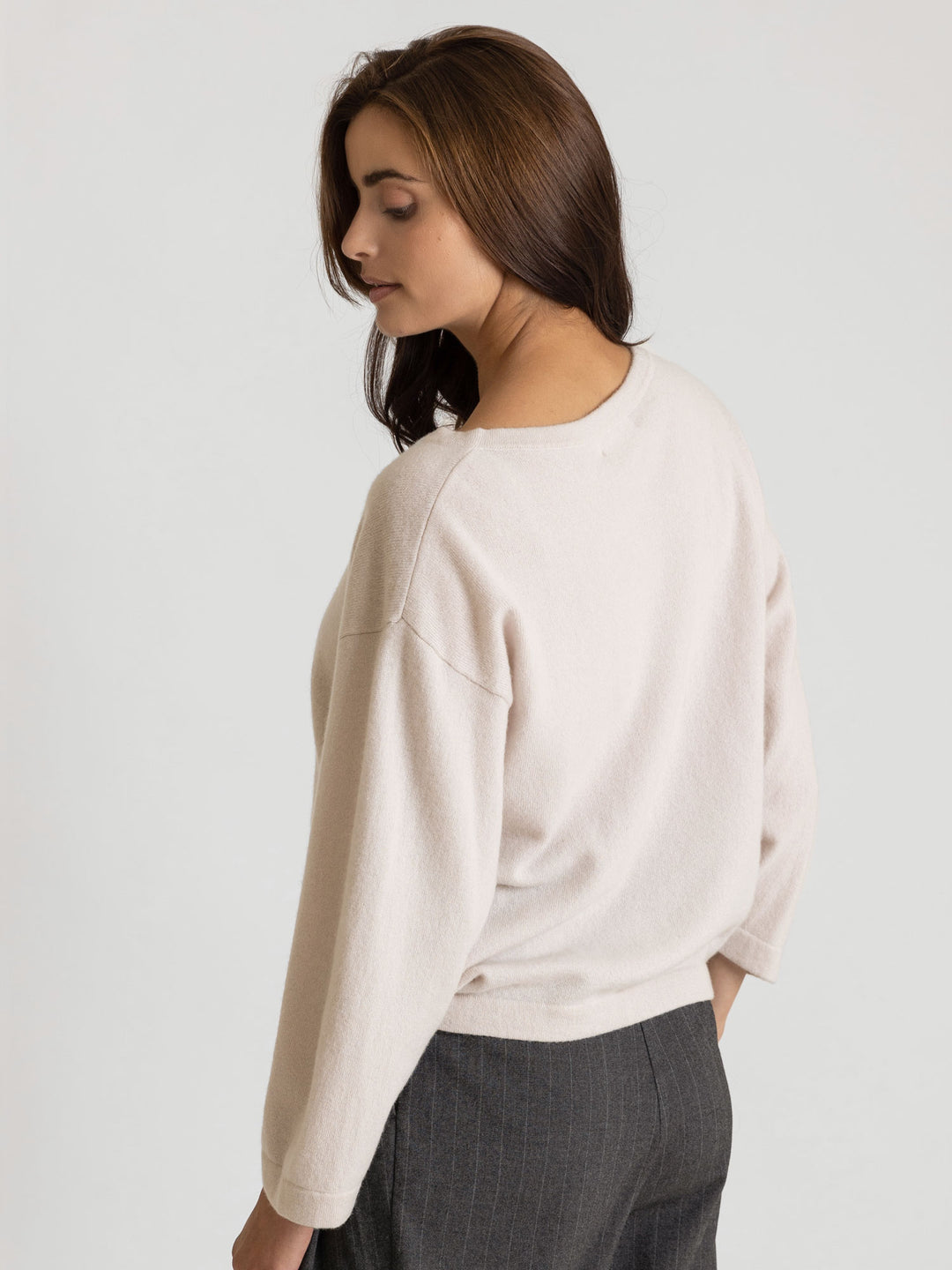 long sleeved cashmere sweater Flash in 100% cashmere by Kashmina. Color pearl