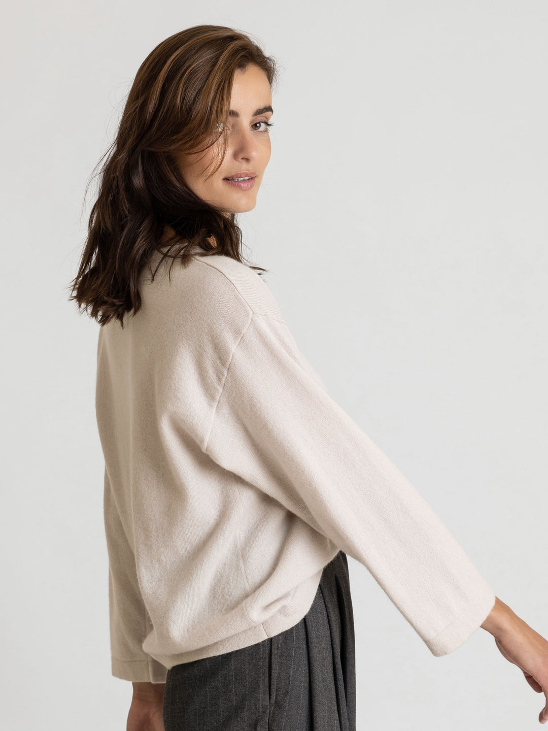 long sleeved cashmere sweater Flash in 100% cashmere by Kashmina. Color pearl