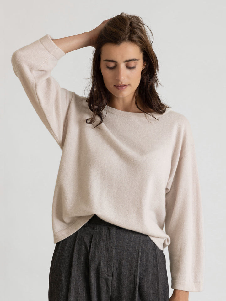 long sleeved cashmere sweater Flash in 100% cashmere by Kashmina. Color pearl