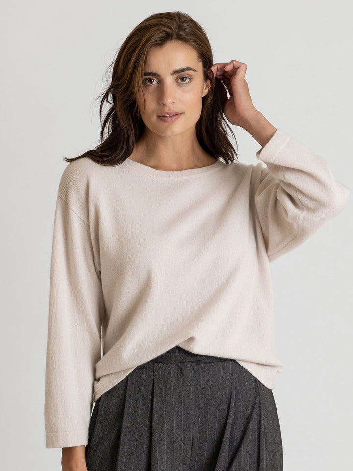 long sleeved cashmere sweater Flash in 100% cashmere by Kashmina. Color pearl
