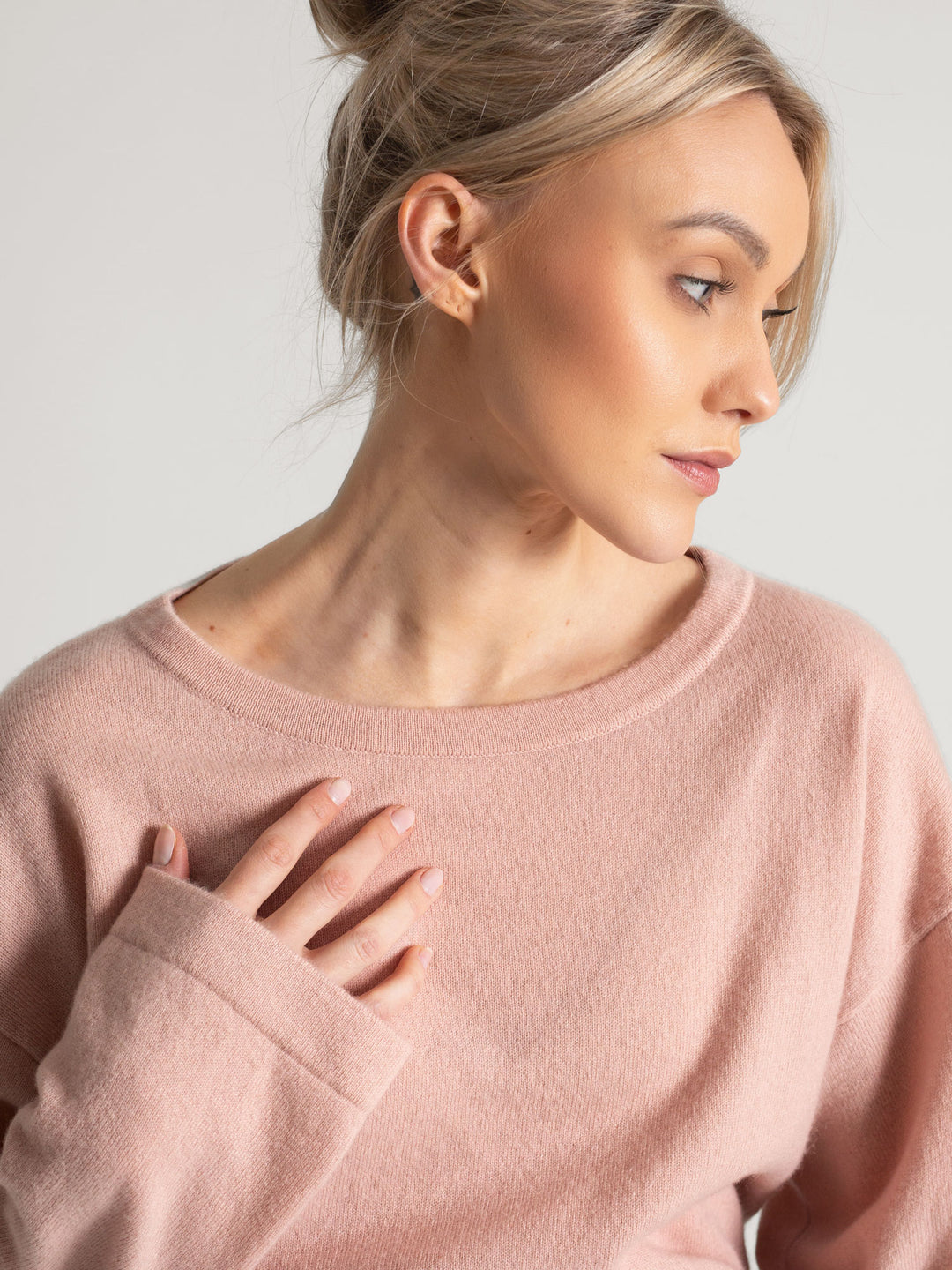 Wide neck cashmere sweater, in 100% pure cashmere. Scandinavian design by Kashmina. Color: rose glow.
