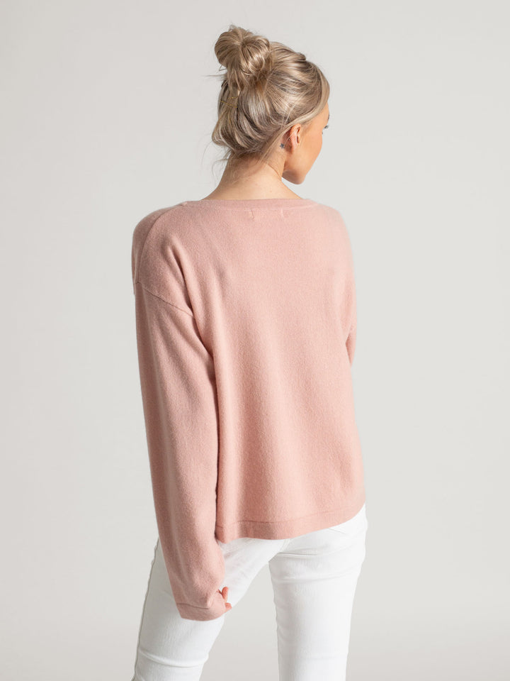 Wide neck cashmere sweater, in 100% pure cashmere. Scandinavian design by Kashmina. Color: rose glow.
