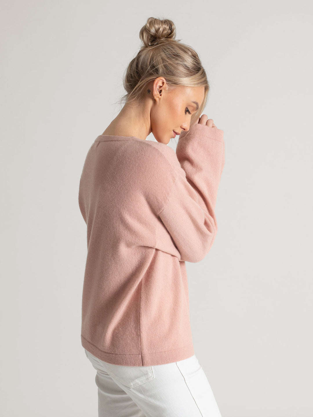 Wide neck cashmere sweater, in 100% pure cashmere. Scandinavian design by Kashmina. Color: rose glow.