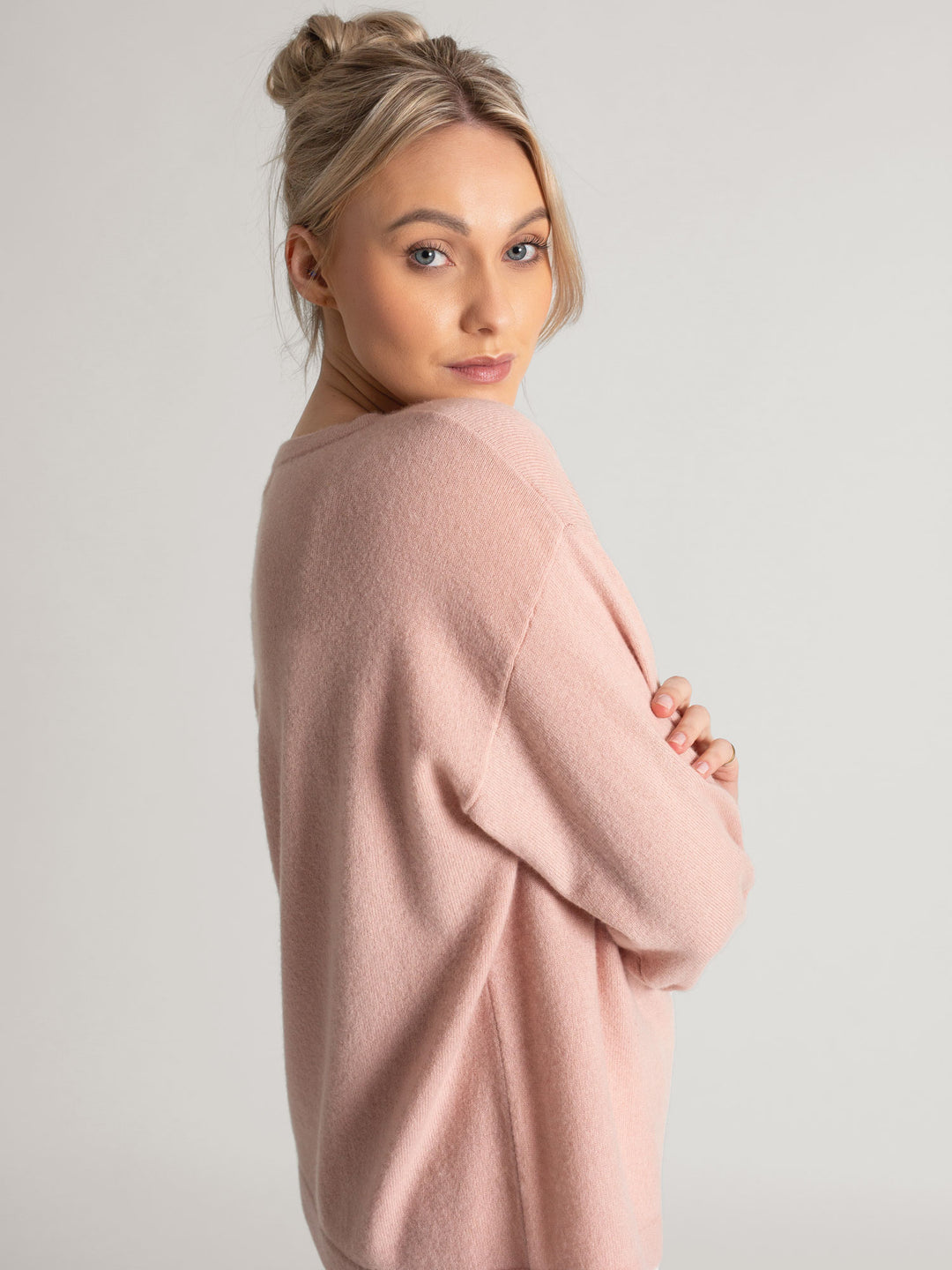 Wide neck cashmere sweater, in 100% pure cashmere. Scandinavian design by Kashmina. Color: rose glow.