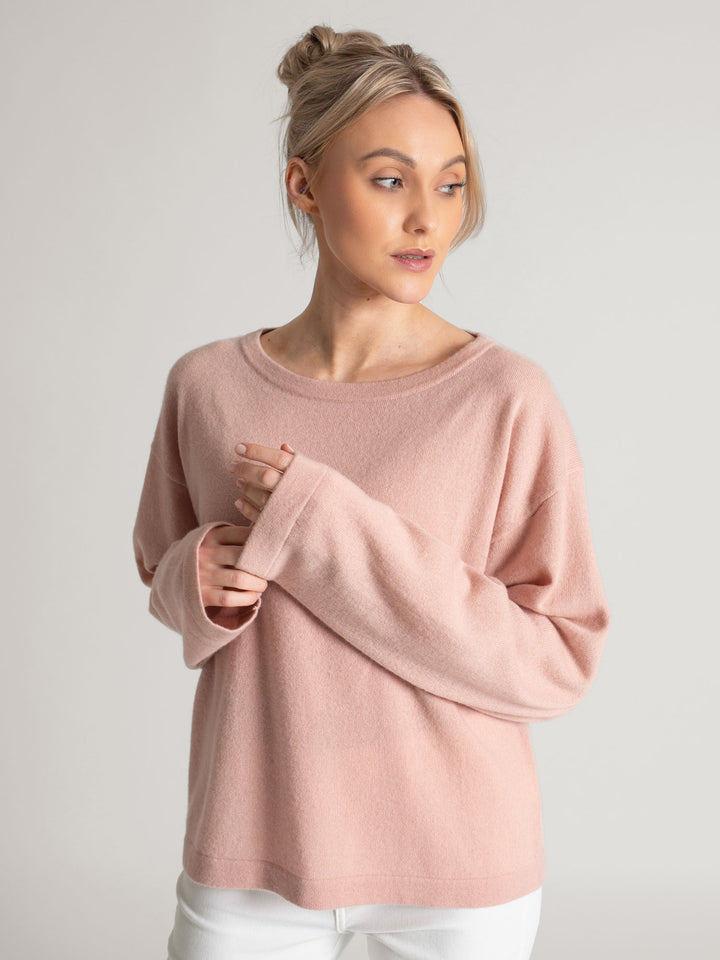 Wide neck cashmere sweater, in 100% pure cashmere. Scandinavian design by Kashmina. Color: rose glow.