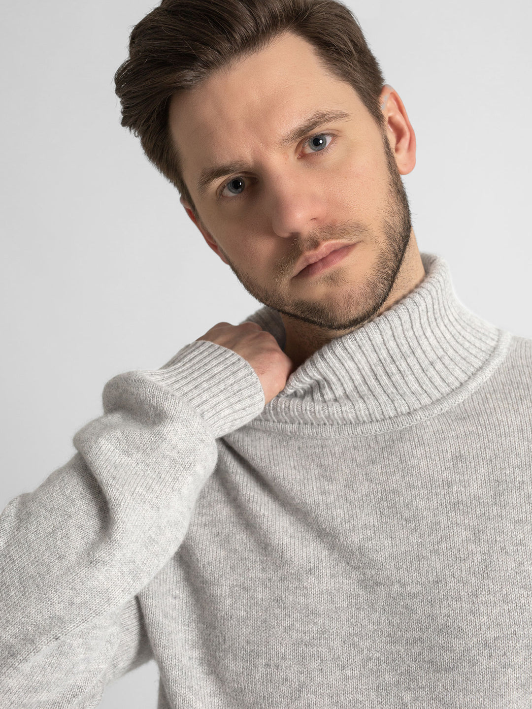 Turtle neck cashmere sweater. 100% cashmere. Scandinavian design. Color: Light grey