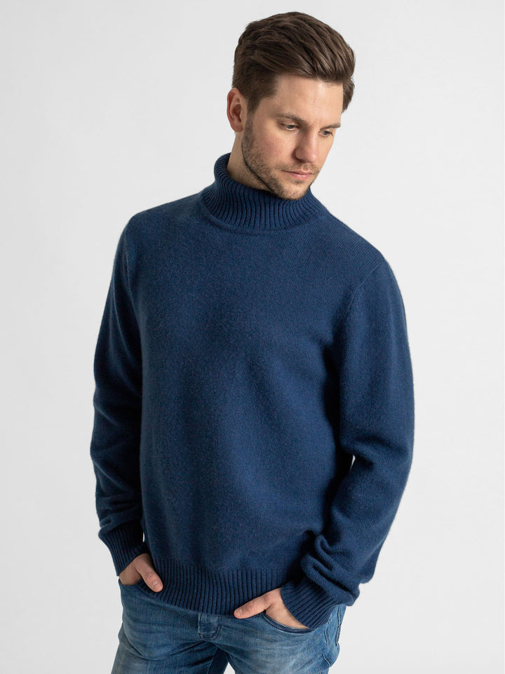 Turtle neck cashmere sweater. 100% cashmere. Scandinavian design. Color: Mountain blue