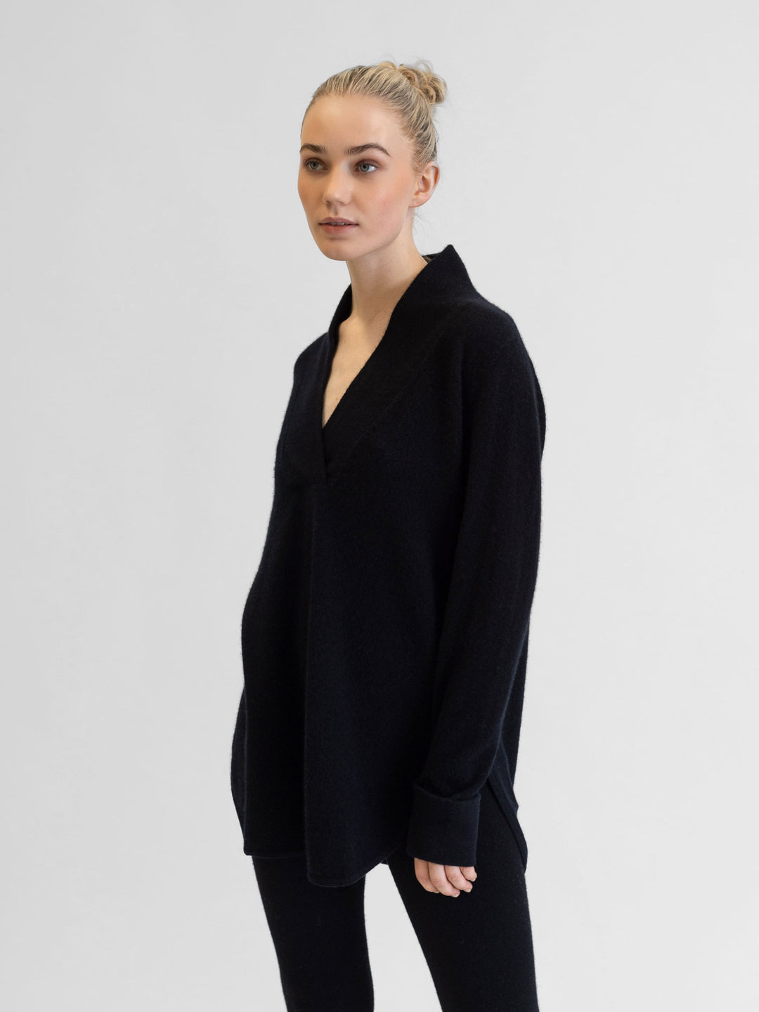  cashmere sweater big shirt in 100% cashmere by Kashmina, black