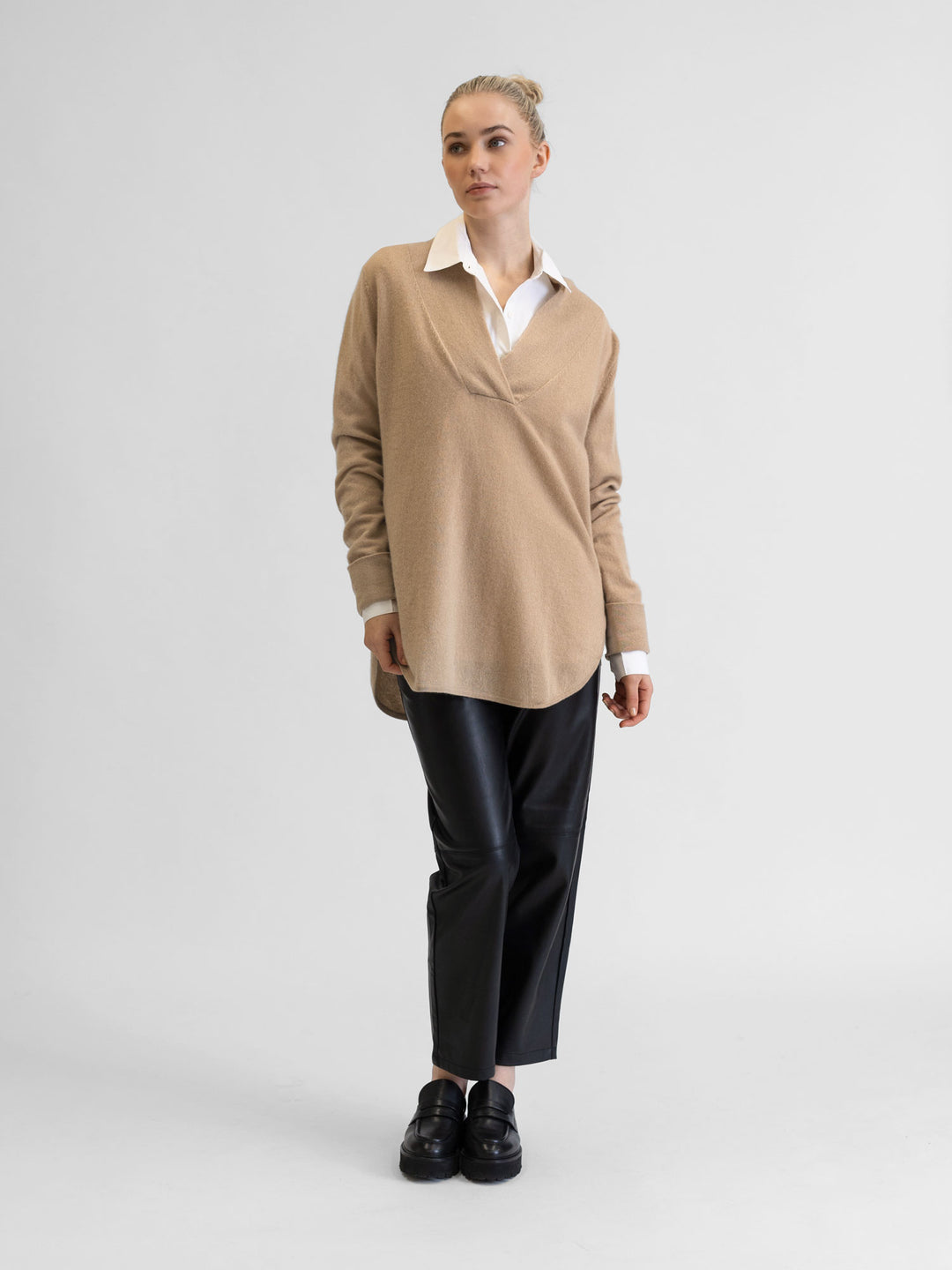 cashmere sweater Big shirt in 100% cashmere by Kashmina, sand color