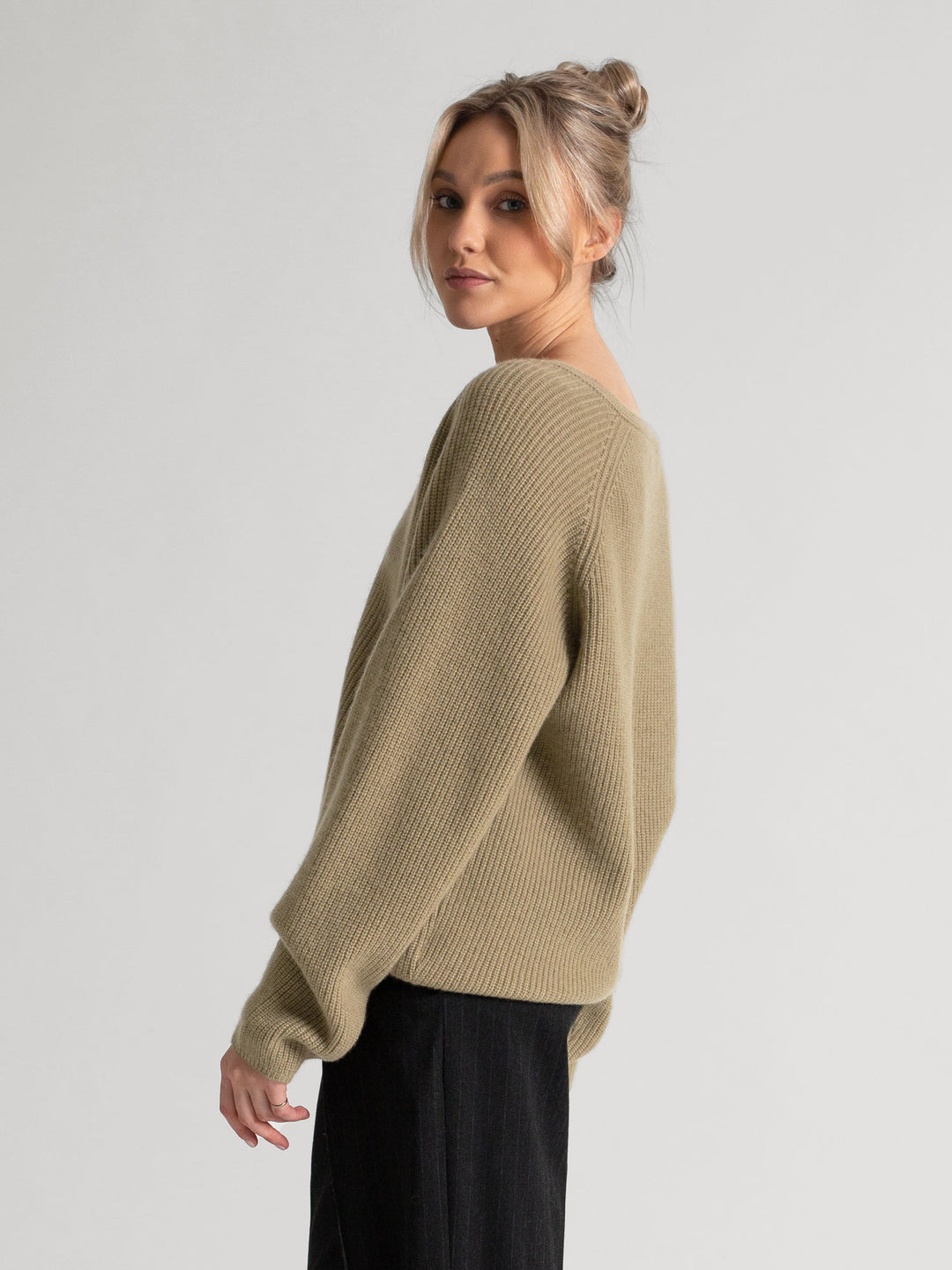 Rib knitted V-neck cashmere sweater in color: Olive. 100% cashmere, Scandinavian design by Kashmina.