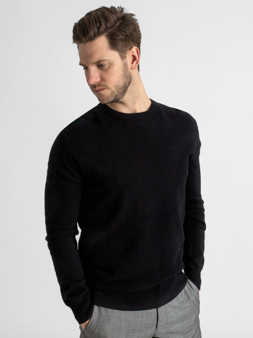 Black round neck cashmere sweater in 100% cashmere. Scandinavian design by Kashmina.