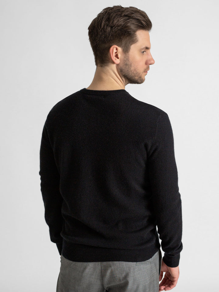 Black round neck cashmere sweater in 100% cashmere. Scandinavian design by Kashmina.