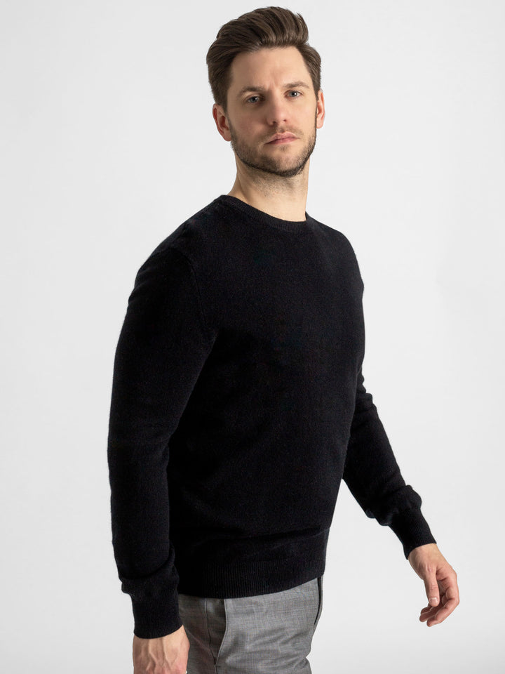 Black round neck cashmere sweater in 100% cashmere. Scandinavian design by Kashmina.