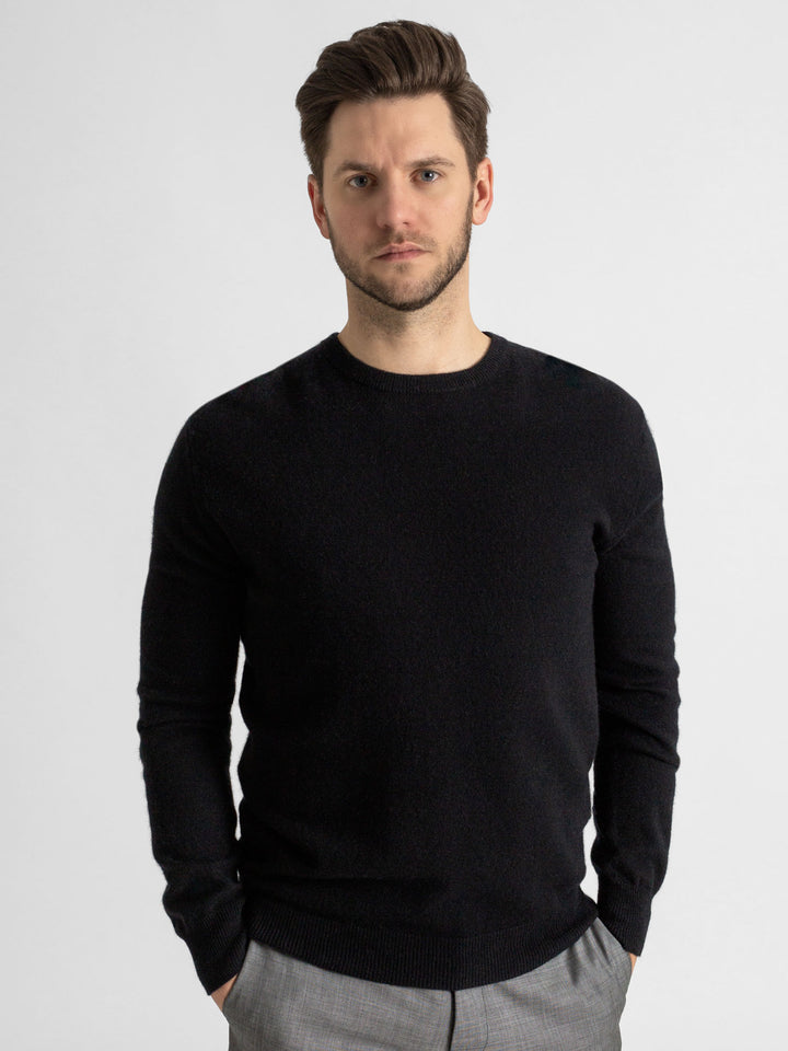 Black round neck cashmere sweater in 100% cashmere. Scandinavian design by Kashmina.