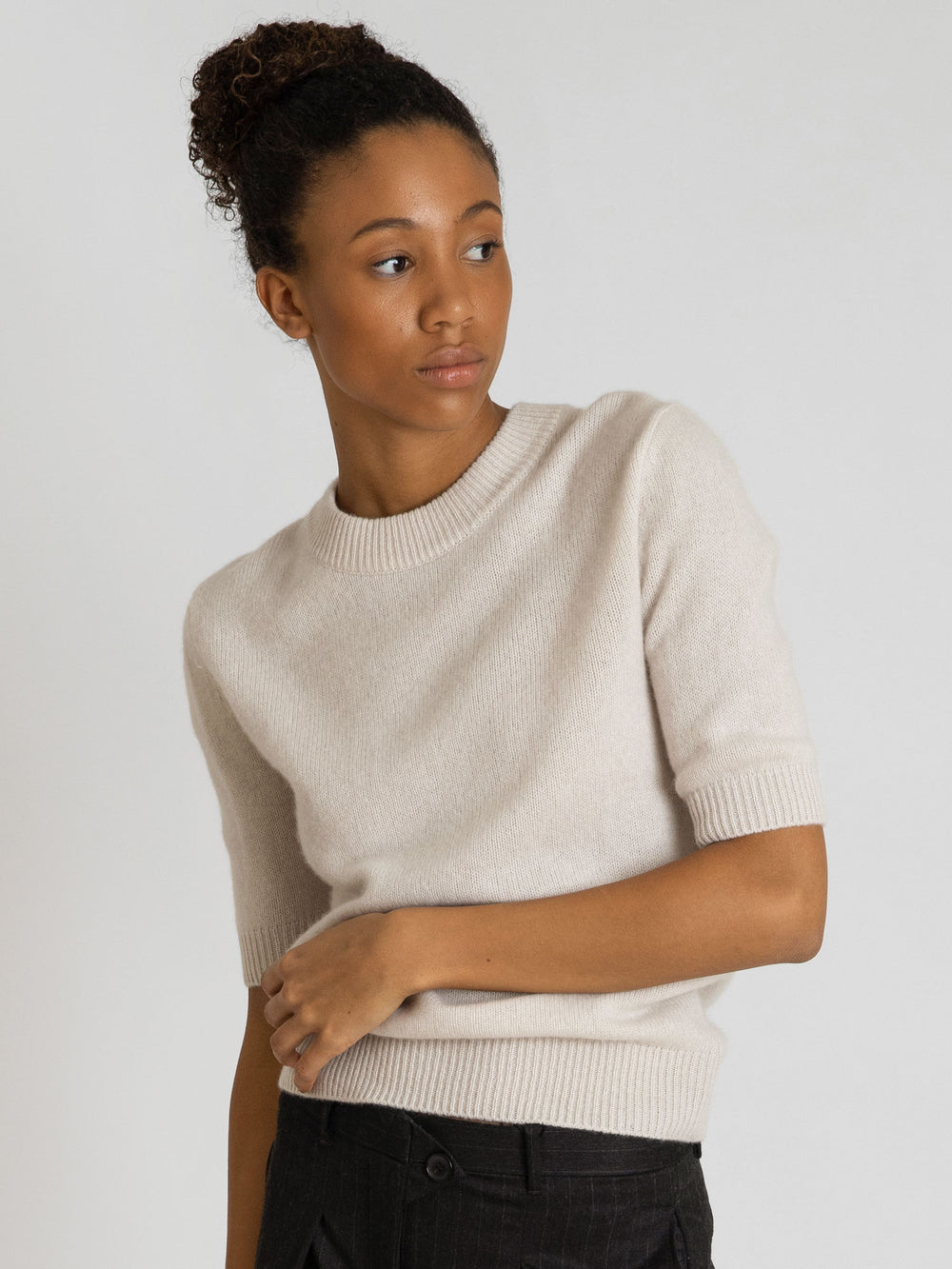 Short sleeved cashmere sweater from Kashmina 100% cashmere. Scandinavian design. Color: pearl