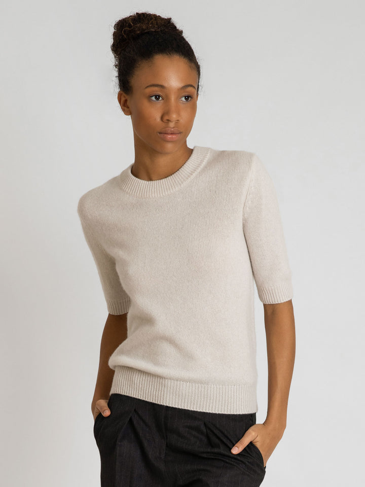 Short sleeved cashmere sweater from Kashmina 100% cashmere. Scandinavian design. Color: pearl
